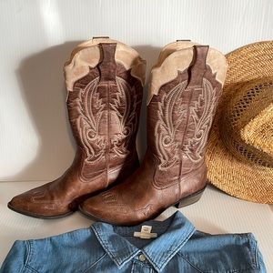 Ladies western style boots